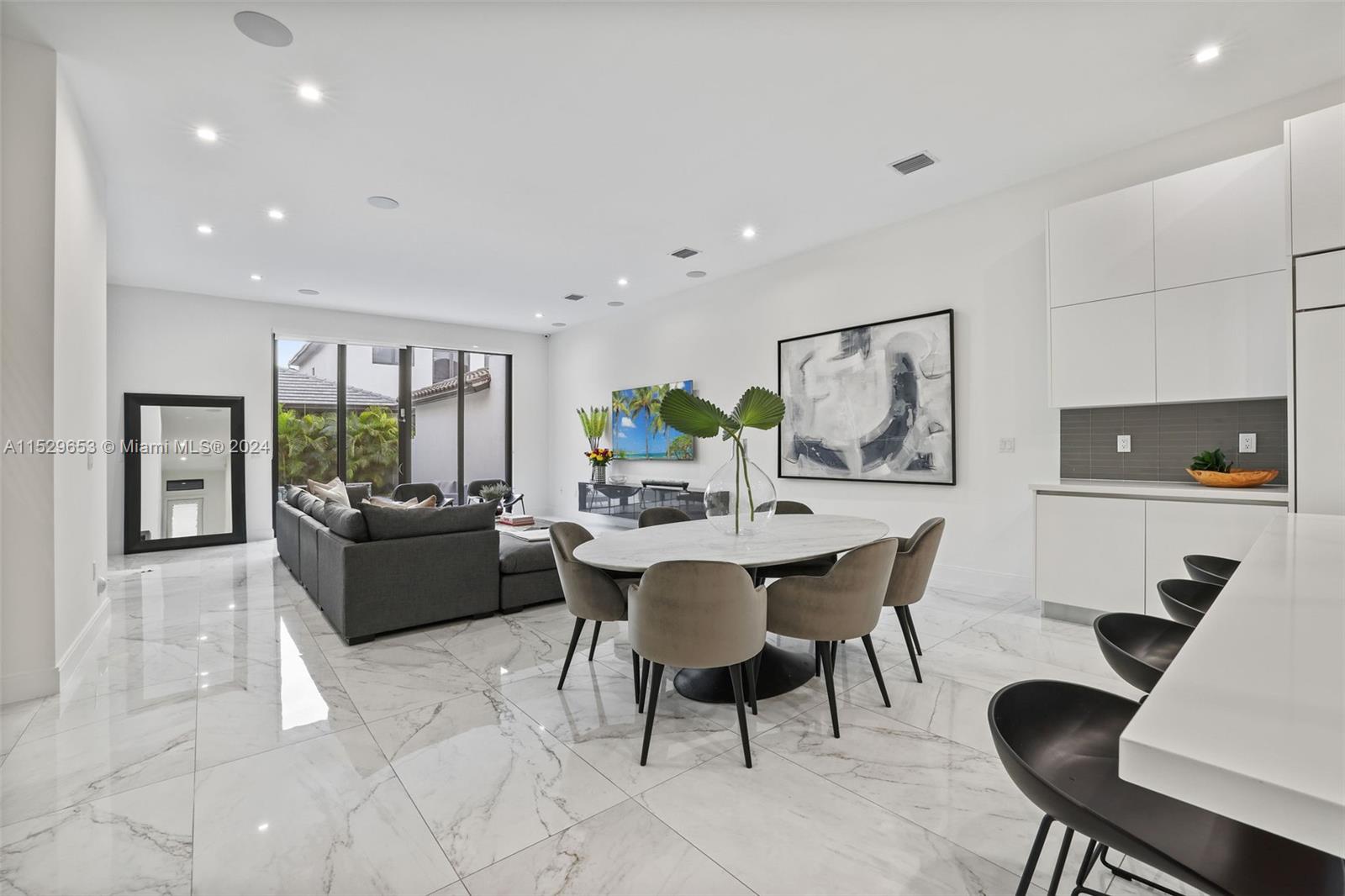 DOWNTOWN DORAL SOUTH PHAS - Residential