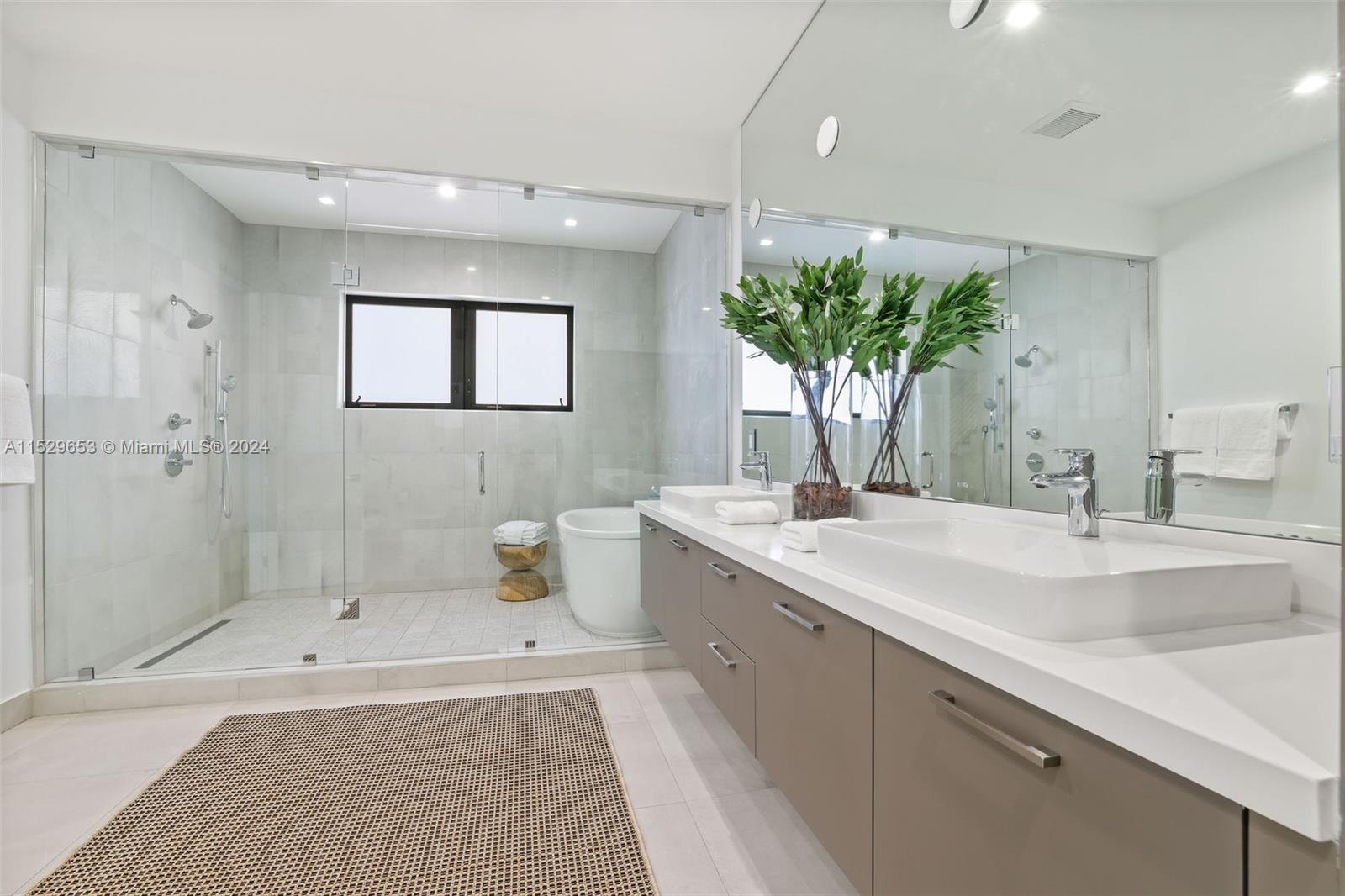 DOWNTOWN DORAL SOUTH PHAS - Residential