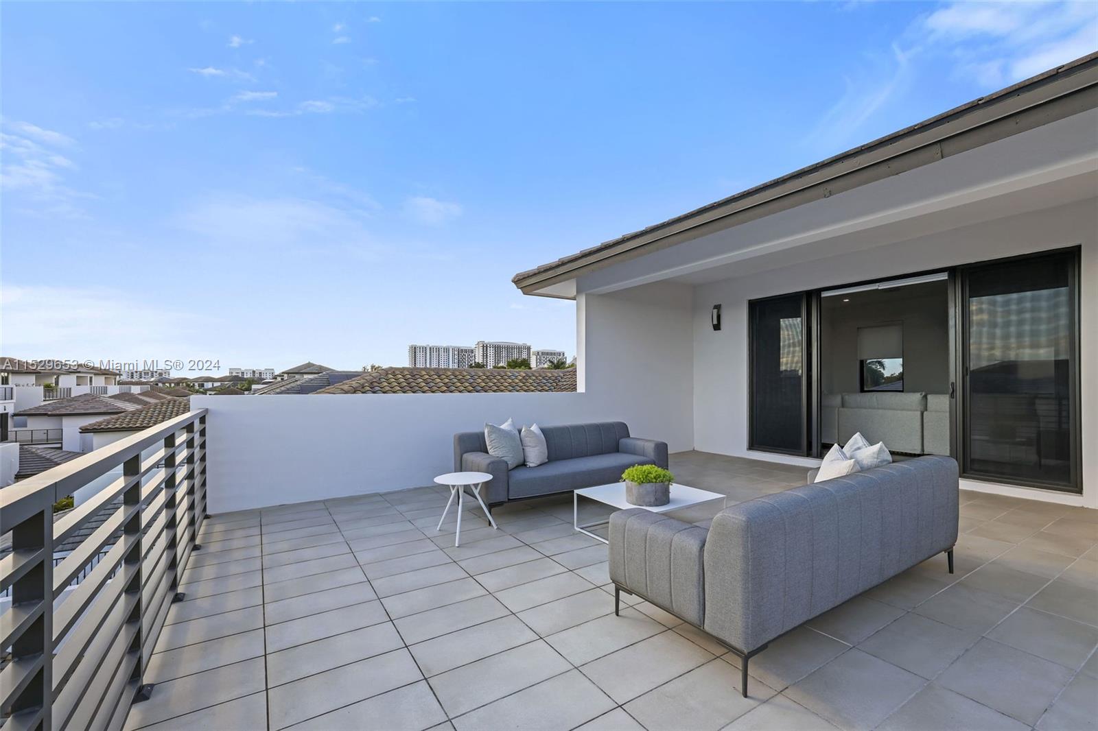 DOWNTOWN DORAL SOUTH PHAS - Residential