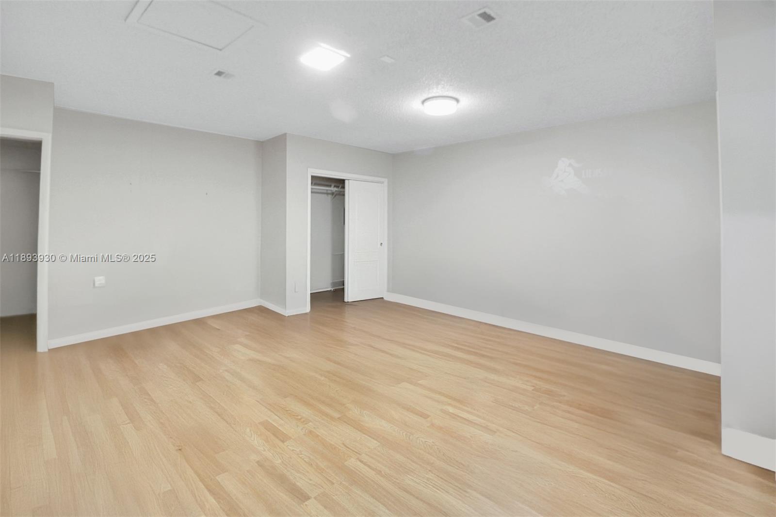 TAMIAMI LAKES SEC 5 - Residential