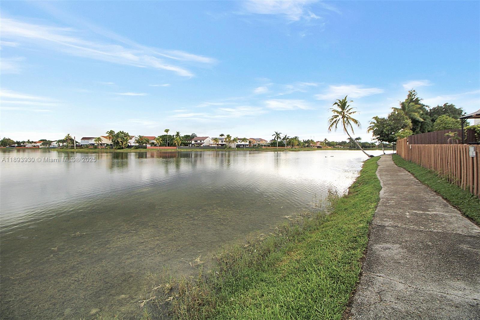 TAMIAMI LAKES SEC 5 - Residential