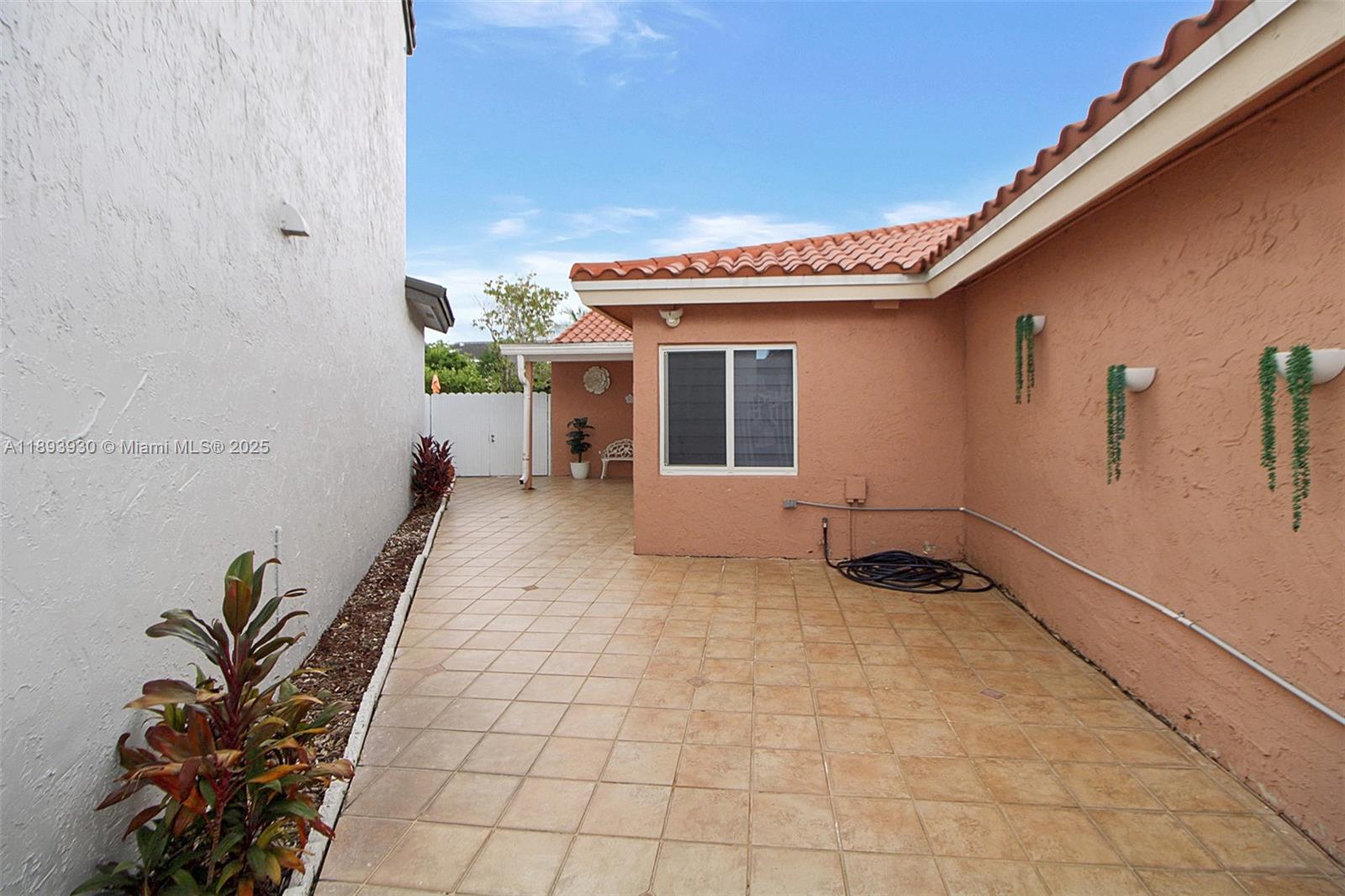 TAMIAMI LAKES SEC 5 - Residential