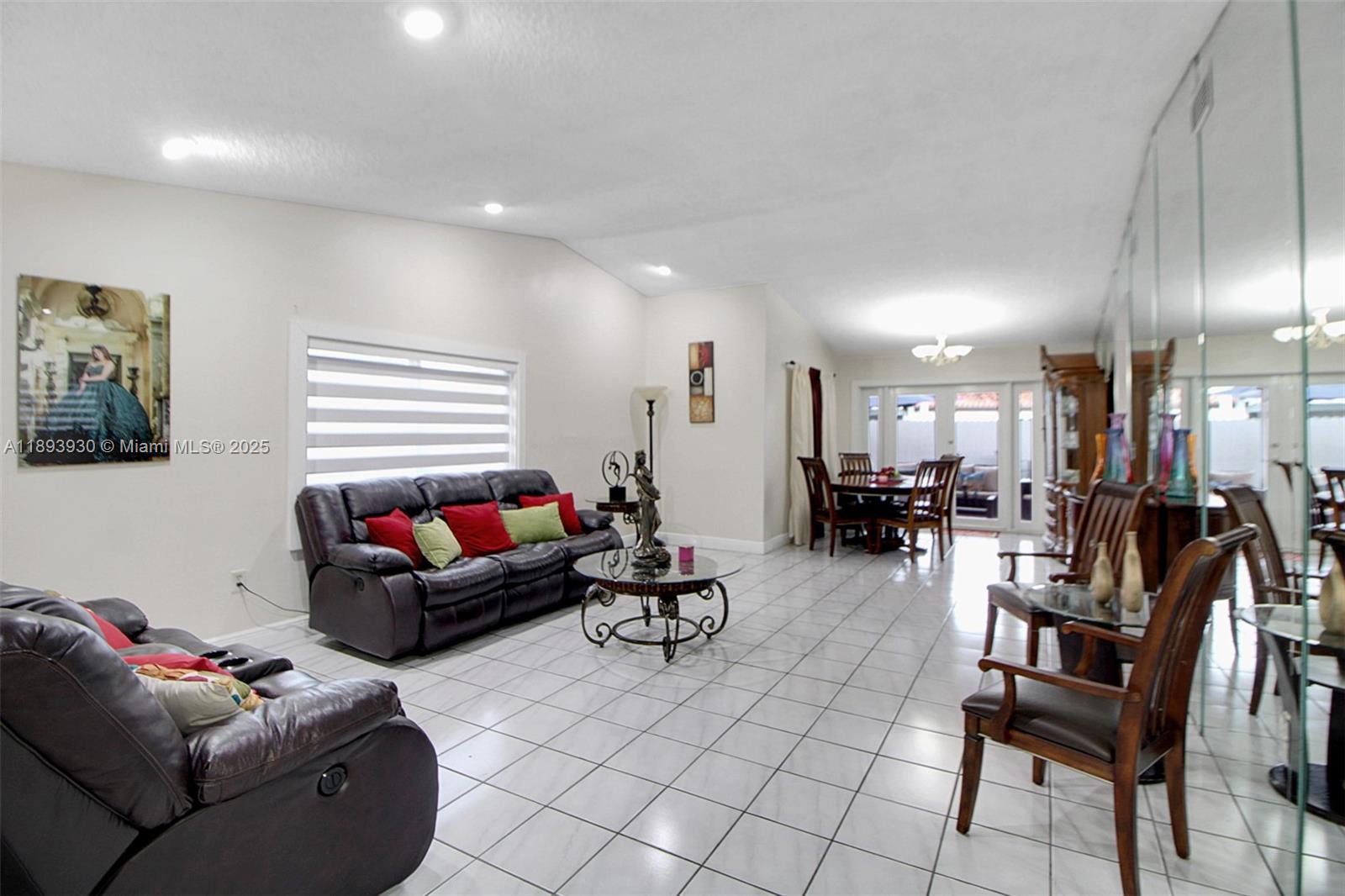 TAMIAMI LAKES SEC 5 - Residential