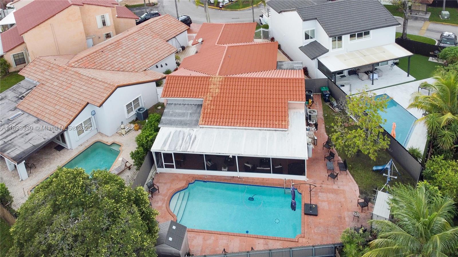 TAMIAMI LAKES SEC 5 - Residential