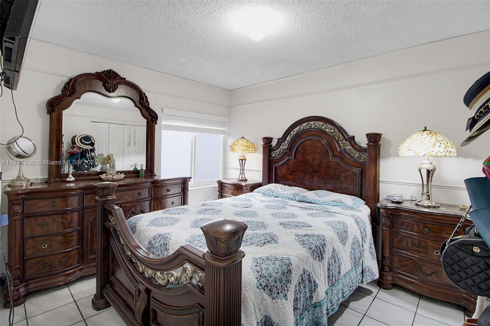 TAMIAMI LAKES SEC 5 - Residential