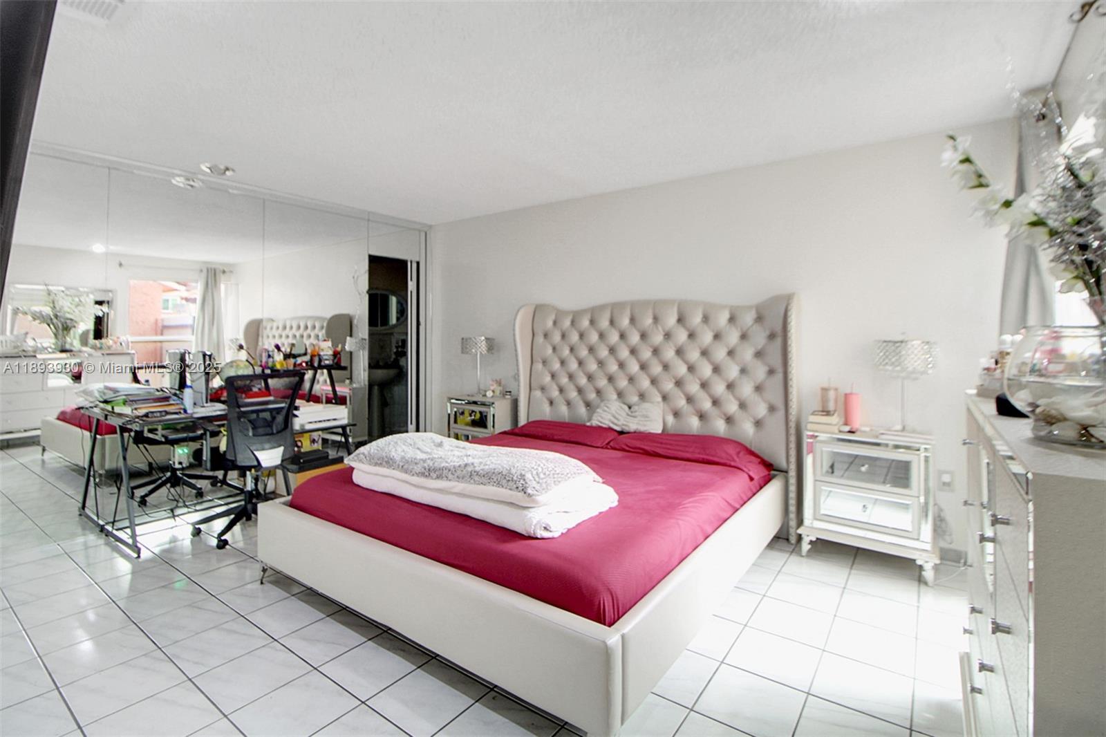 TAMIAMI LAKES SEC 5 - Residential