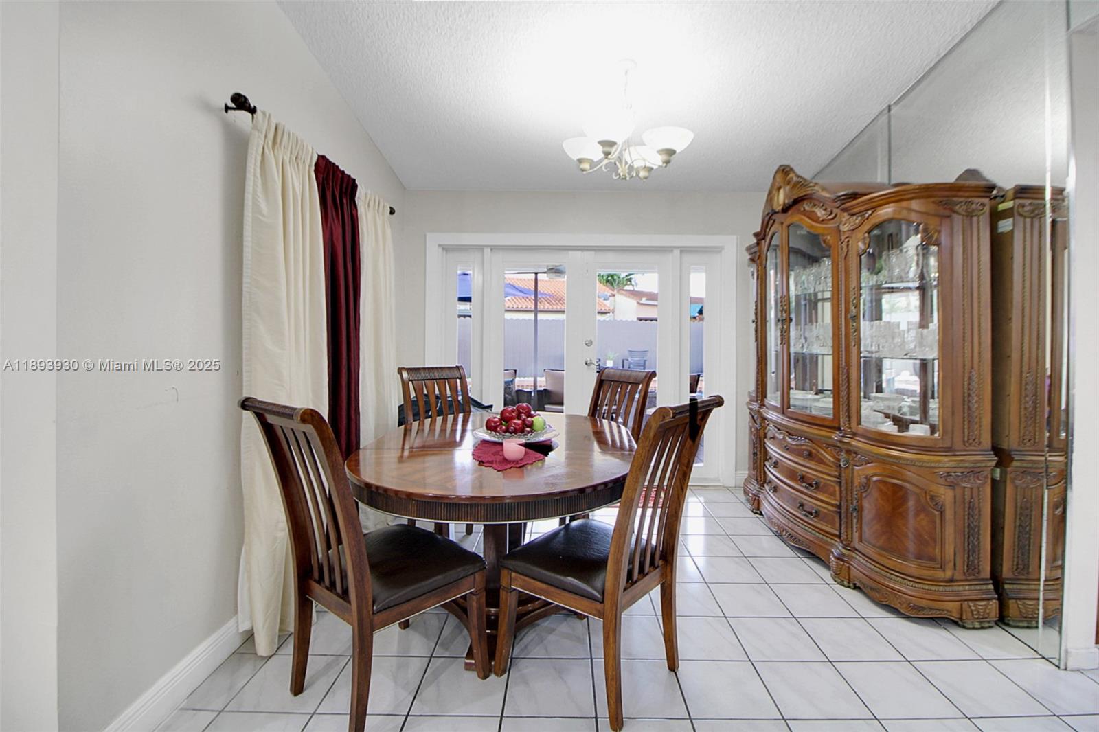 TAMIAMI LAKES SEC 5 - Residential