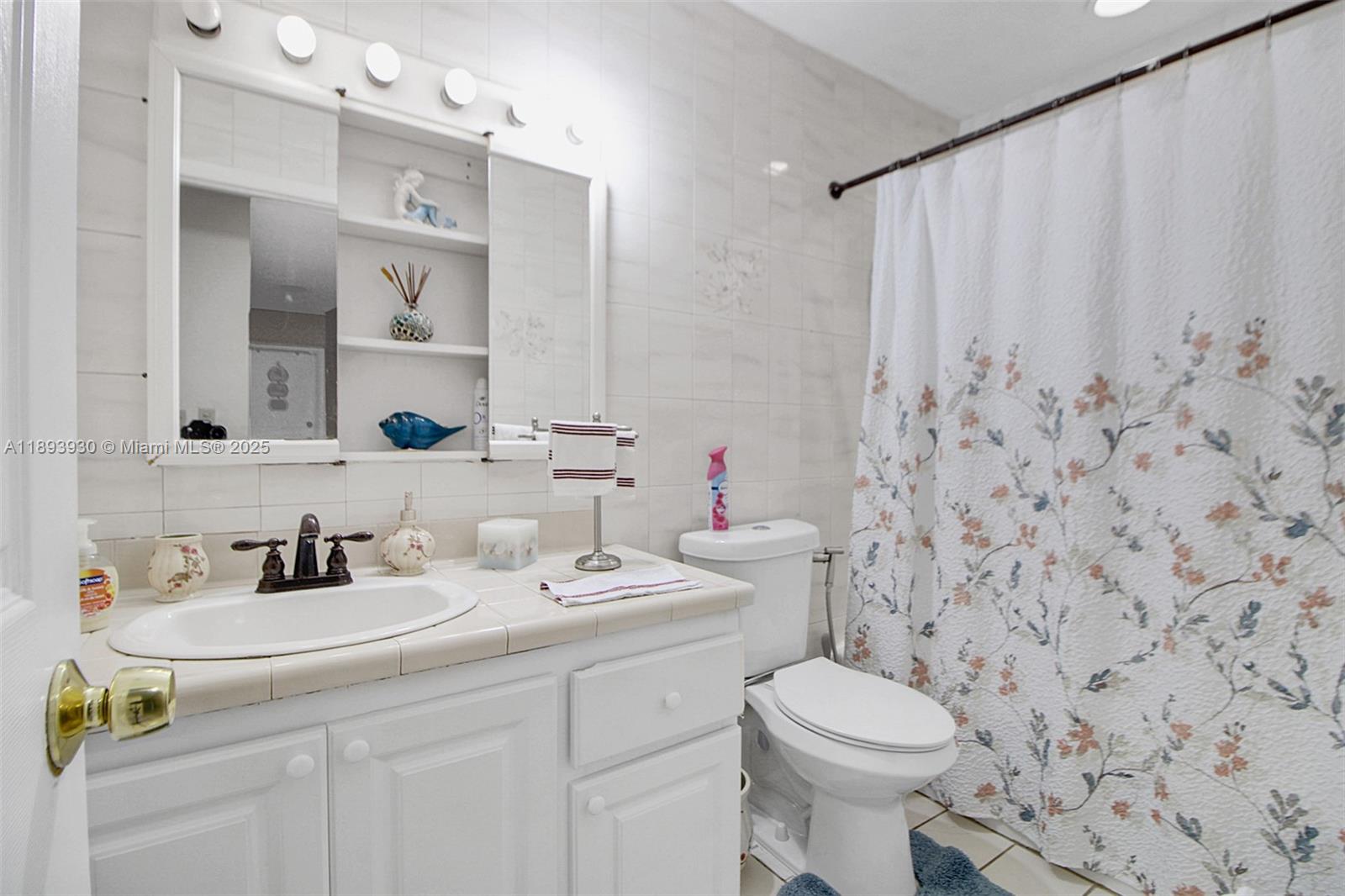 TAMIAMI LAKES SEC 5 - Residential