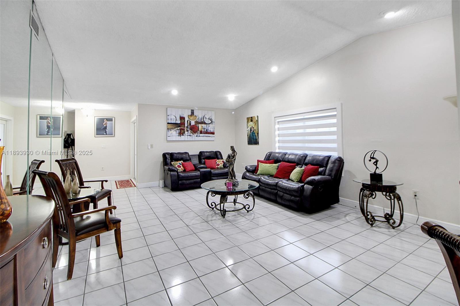 TAMIAMI LAKES SEC 5 - Residential