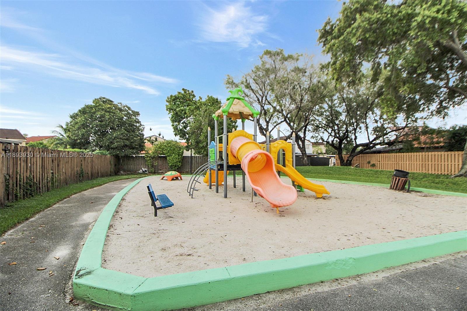 TAMIAMI LAKES SEC 5 - Residential