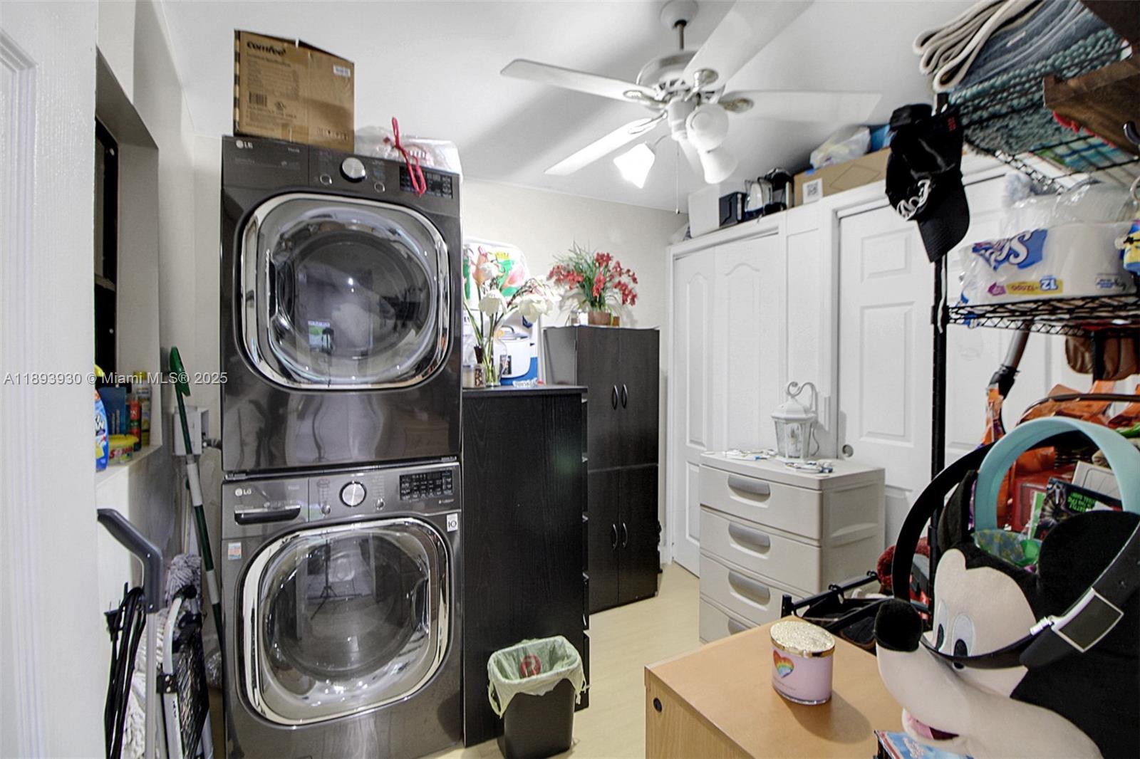 TAMIAMI LAKES SEC 5 - Residential