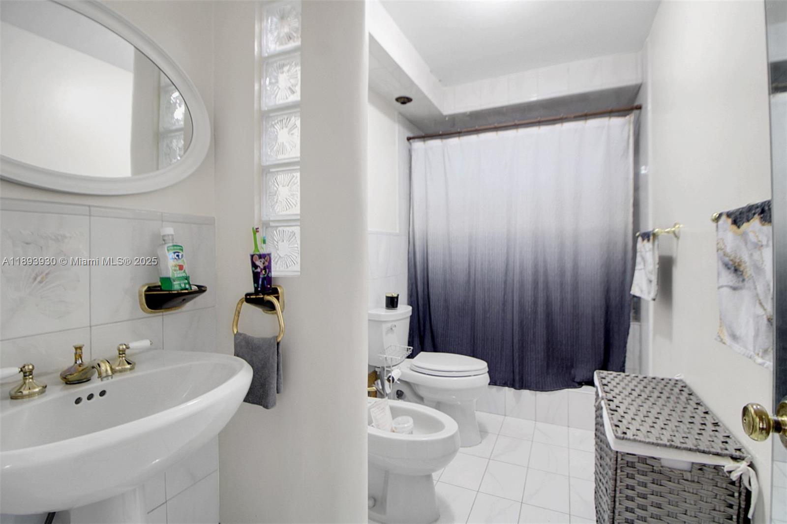 TAMIAMI LAKES SEC 5 - Residential