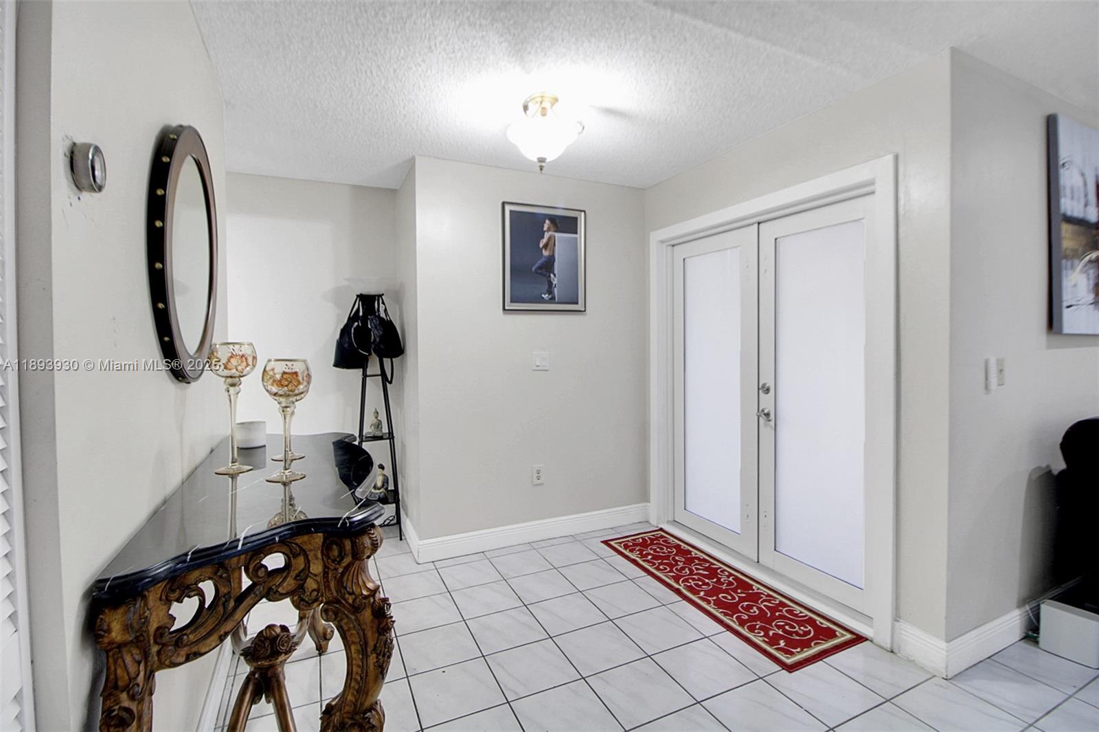 TAMIAMI LAKES SEC 5 - Residential