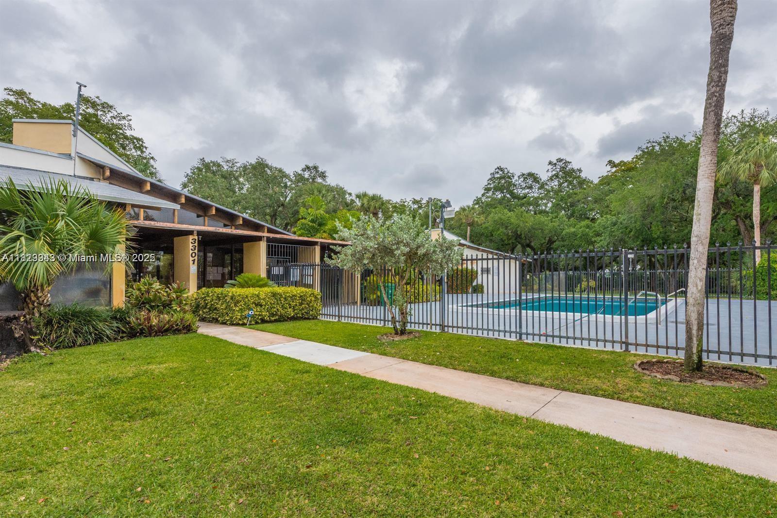 3321 Simms St 13C, Hollywood, FL, 33021/$275,000 3 3321 Simms St 13C