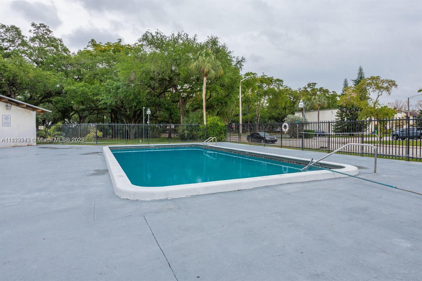 3321 Simms St 13C, Hollywood, FL, 33021/$275,000 2 3321 Simms St 13C