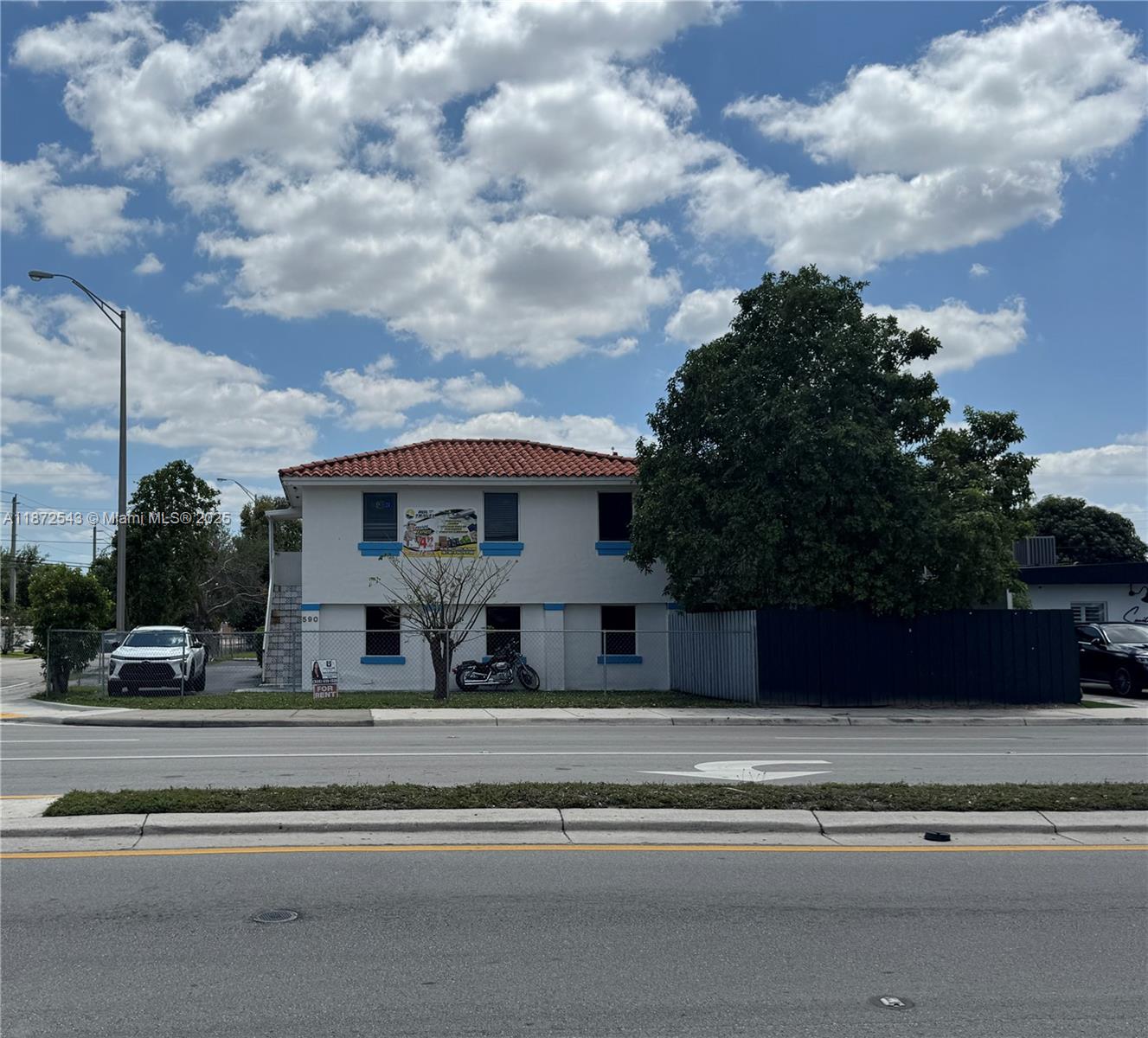 Main image without alt text