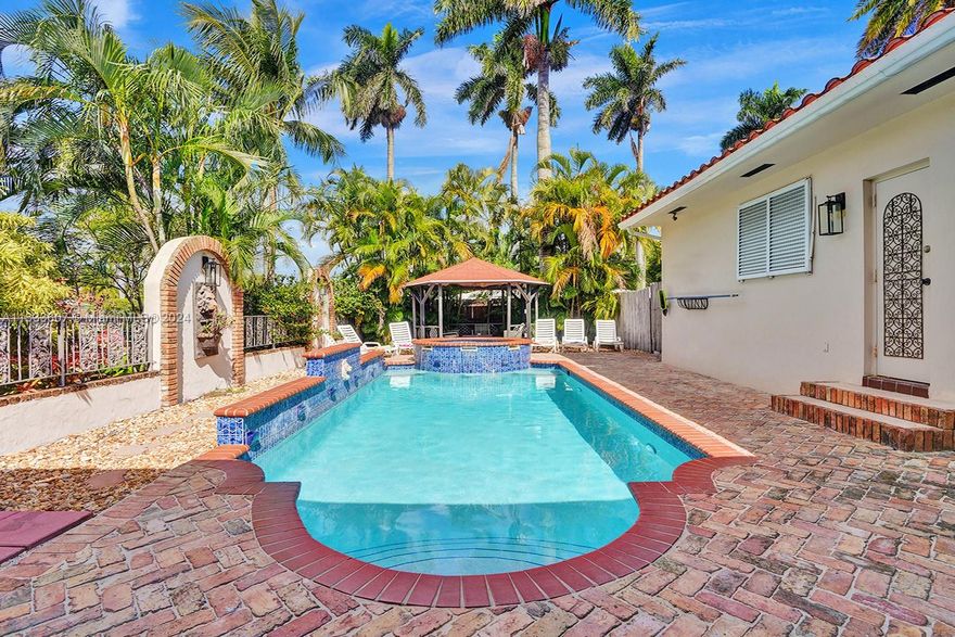 This is a short term $11,999 Monthly**********Call agent for a Weekly Rent Price***
Magnificent 2800 SQ FT Villa on a 9000 SQ FT estate.  Located in the Heart of Hollywood Lakes near the South Lake and only 0.7 mi or 15 minutes walk from the famous Hollywood Beach & Boardwalk and minutes from Restaurants, Bars, Casinos, and more...