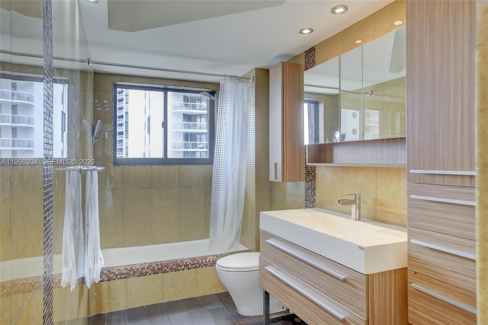 HARBOR TWS AT THE WATERWA - Residential