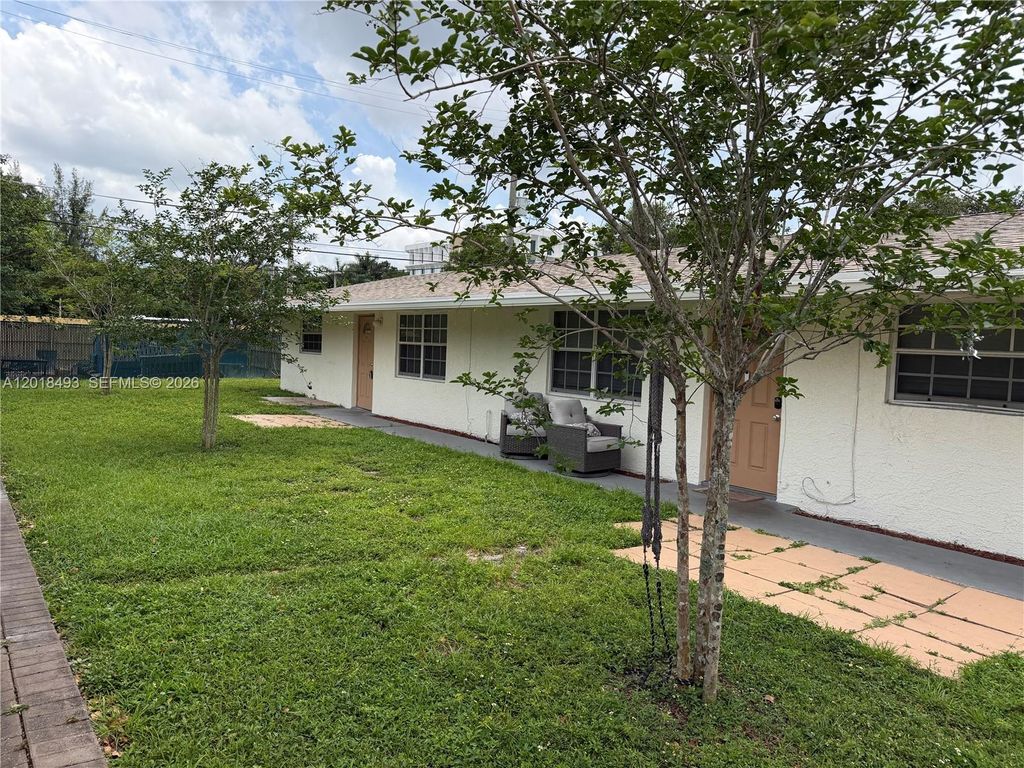 Photo of 808 SW 30th St #Rear, Fort Lauderdale, FL 33315 (MLS # A12018493)
