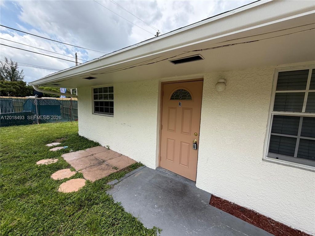 Photo of 808 SW 30th St #Rear, Fort Lauderdale, FL 33315 (MLS # A12018493)