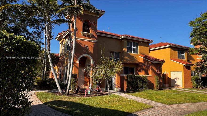 This impressive residence of 3 bedrooms and 2.5 bathrooms is distinguished by its spacious areas, featuring a staircase adorned with wood-style laminate that adds warmth and sophistication to the environment. The kitchen is equipped with stainless steel appliances.
Located in an exclusive private community, this property offers access to exceptional amenities, such as a swimming pool and a play area.