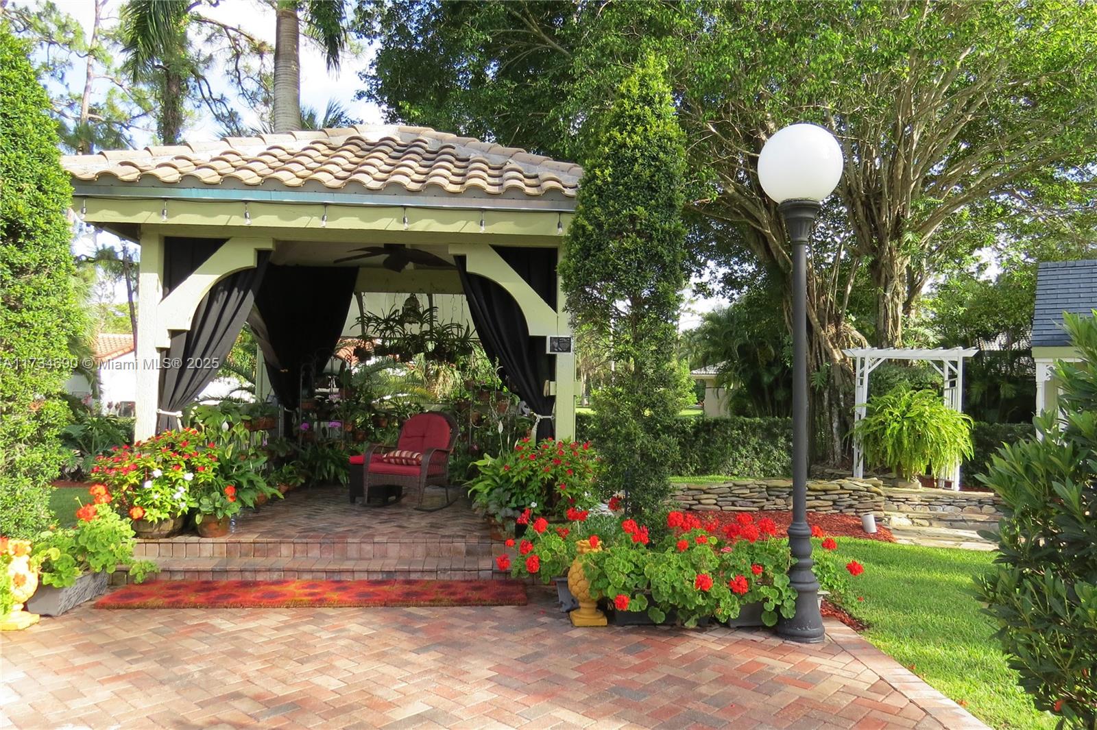 WHISPERING WOODS - Residential