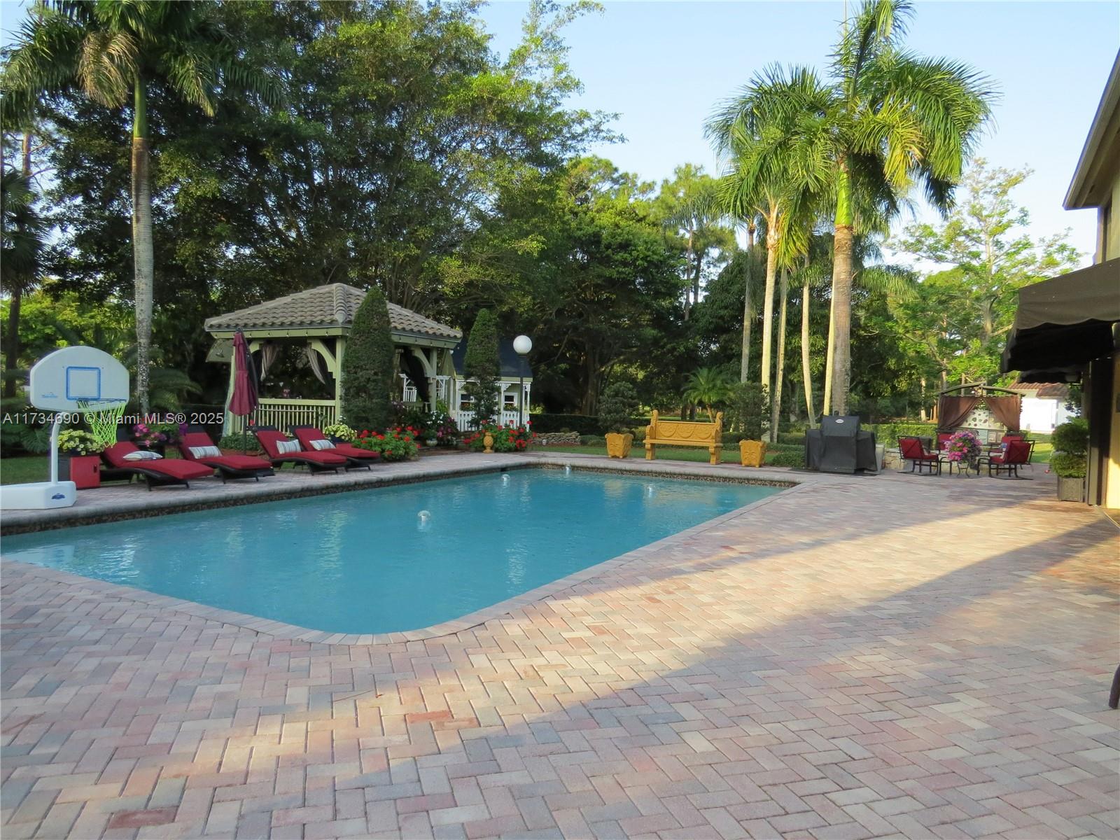 WHISPERING WOODS - Residential