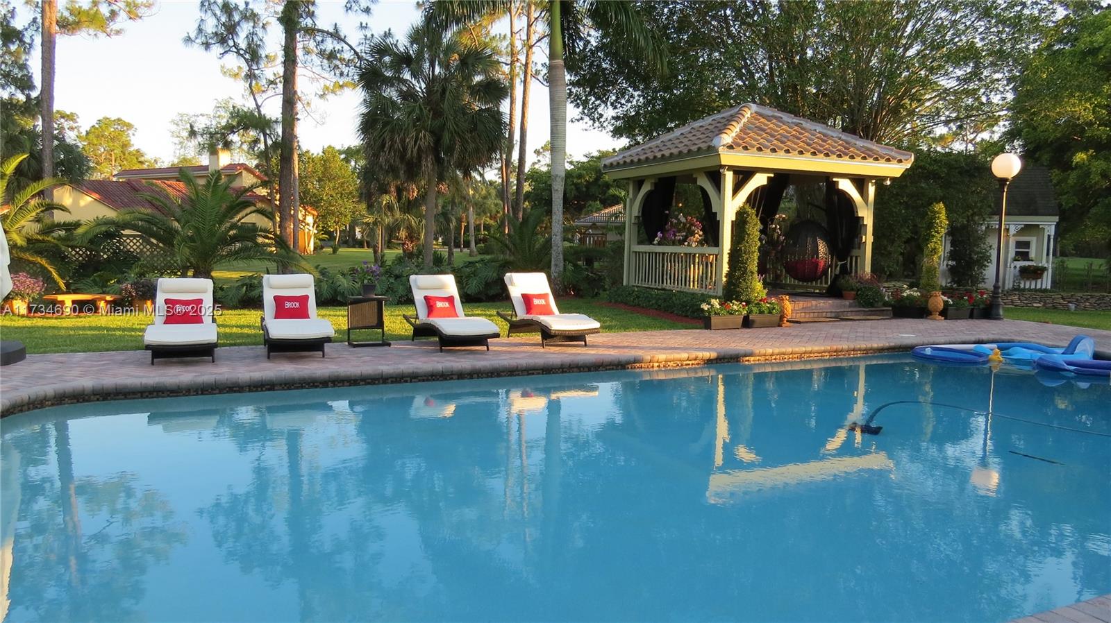 WHISPERING WOODS - Residential