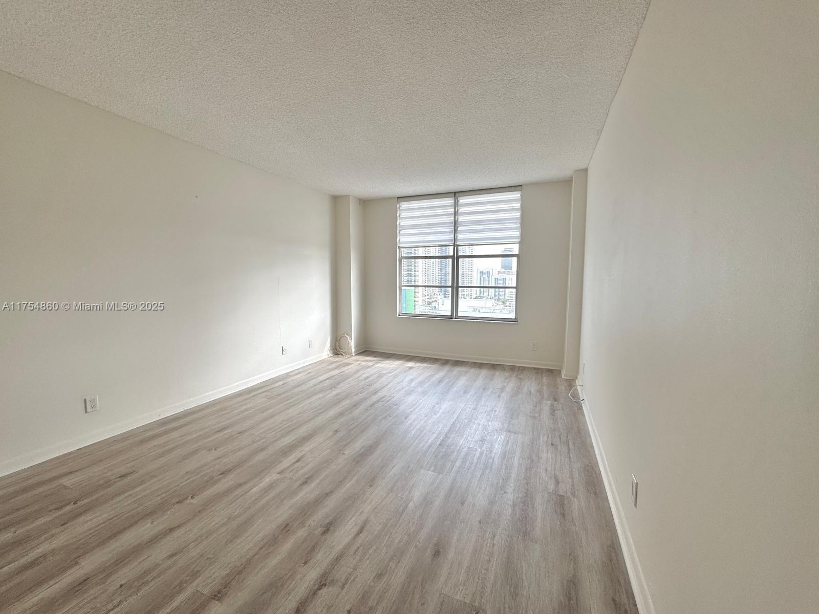 HALLMARK OF HOLLYWOOD CON - Residential