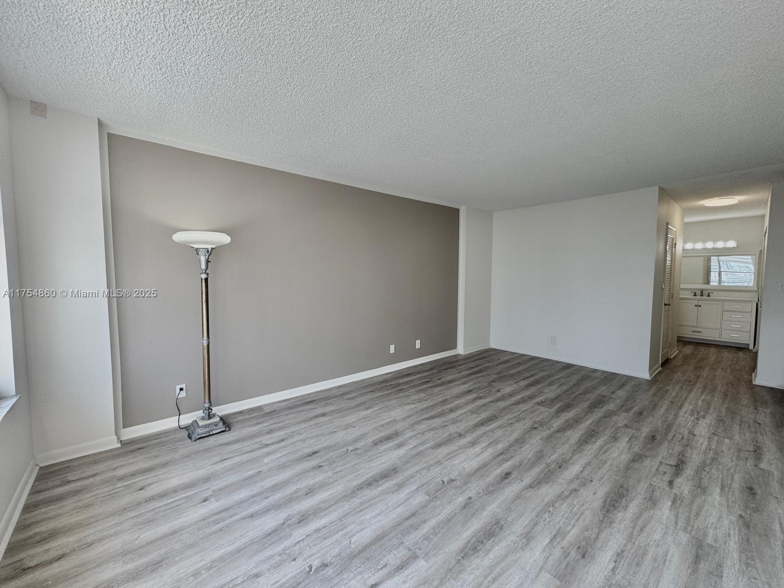 HALLMARK OF HOLLYWOOD CON - Residential