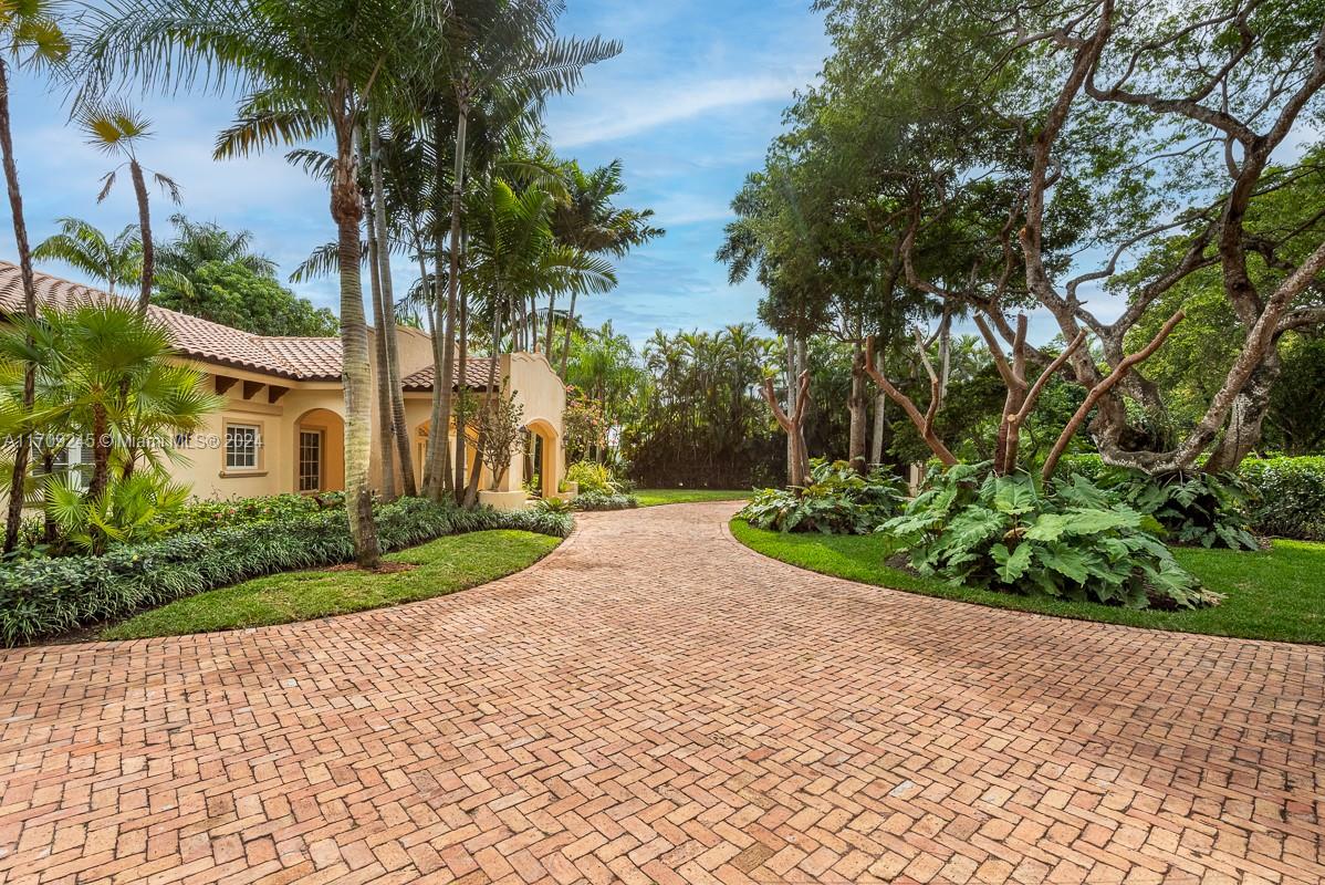 PINECREST - Residential