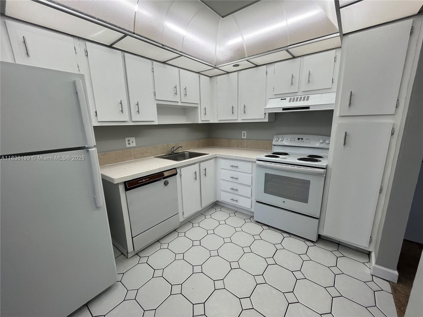 1300 Saint Charles Pl 613, Pembroke Pines, FL, 33026/$125,000 3 1300 Saint Charles Pl 613