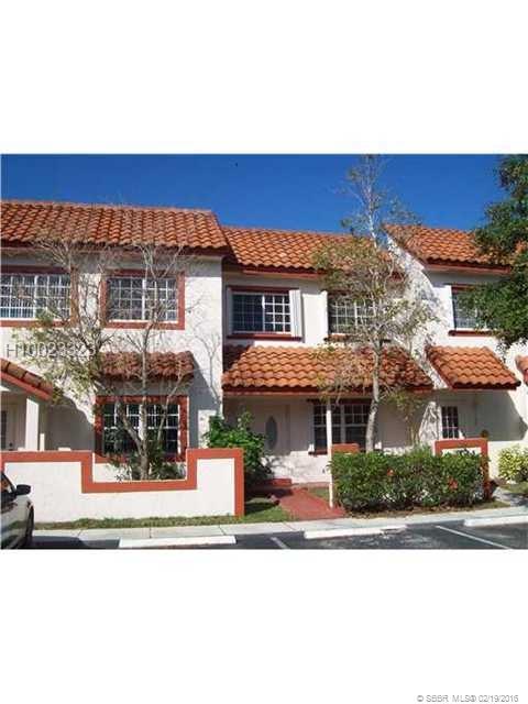 Amazing garden and lake view. This beautiful town home has a huge master bedroom. Located in a quiet community. Just minutes away from all the commercial and activity of Sunrise. Ready to move.