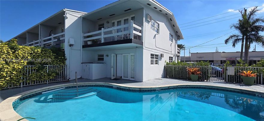 Beautiful apartment in a quiet condominium, 1/1 waterfront  in exclusive gated community with friendly neighbors that create a warm and welcoming atmosphere. The pool is just steps away from your bedroom, enjoy the view and a relaxing environment.
Walk to Publix, LA Fitness, Starbucks an more.
Bus stop at the building.