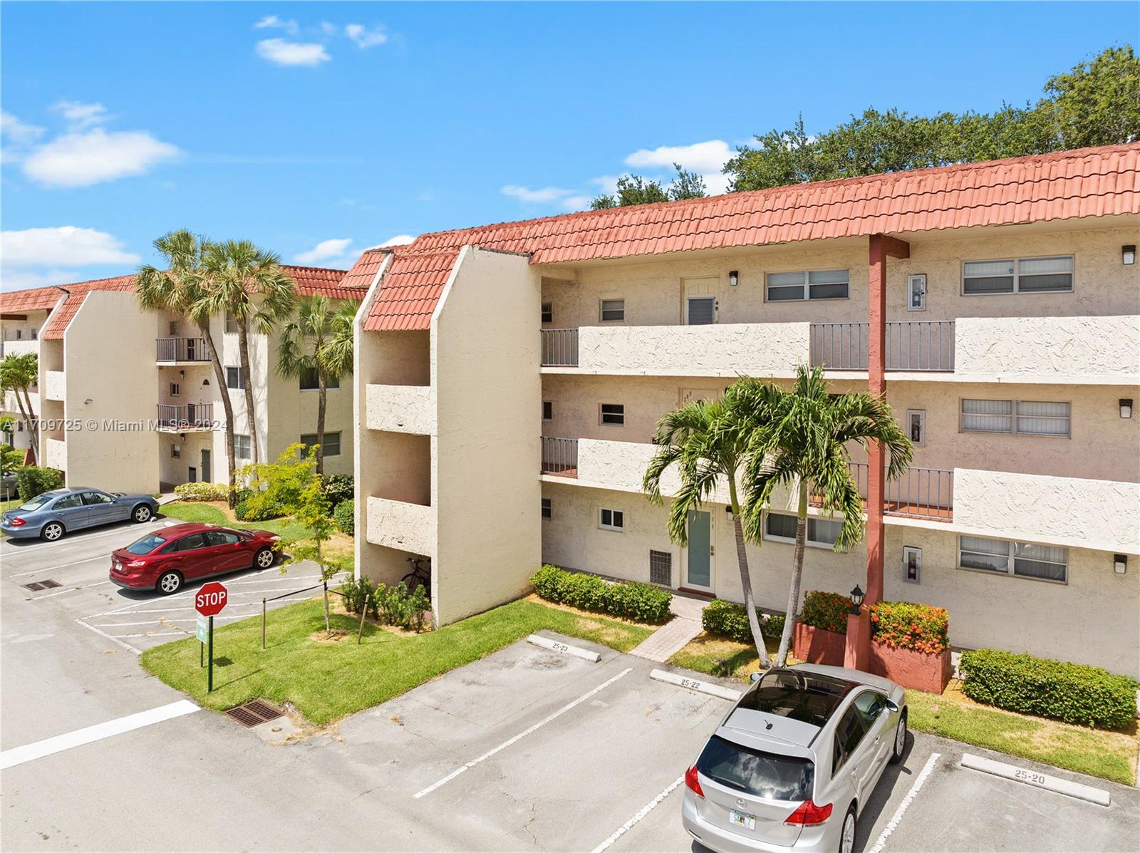 HOLLYBROOK GOLF AND - Residential