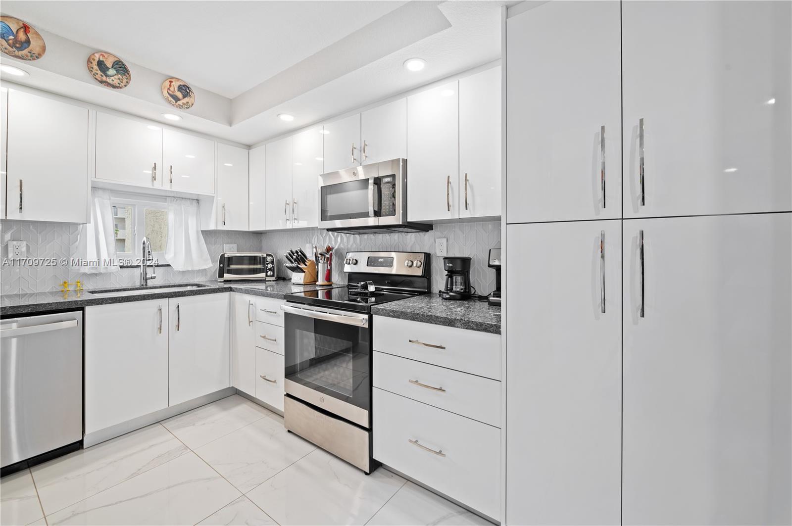 HOLLYBROOK GOLF AND - Residential