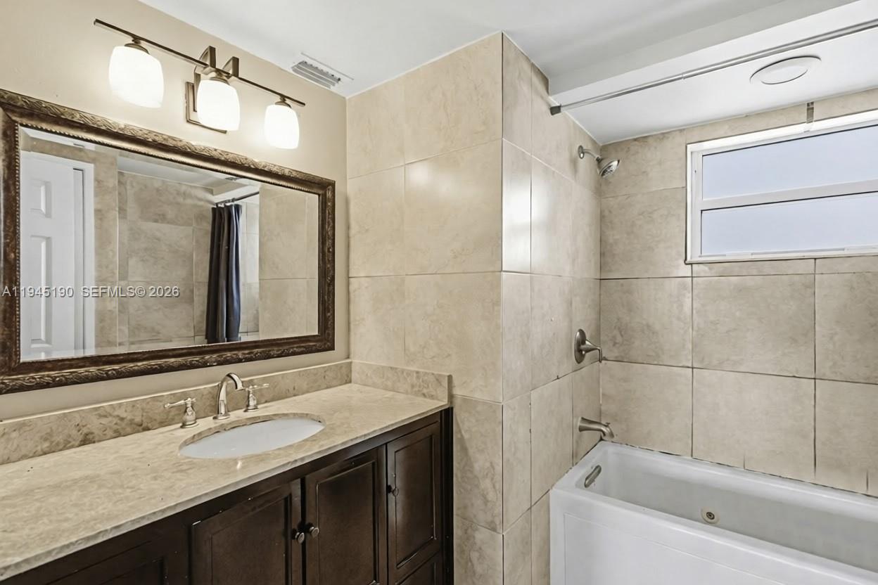 ROYAL BAJAMIAN WEST - Residential