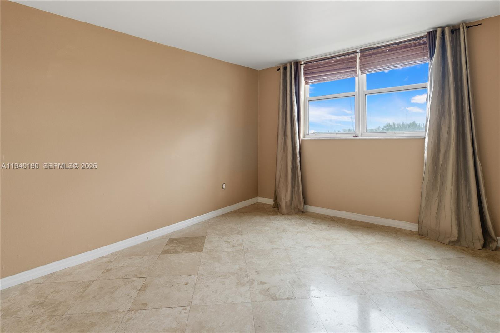 ROYAL BAJAMIAN WEST - Residential