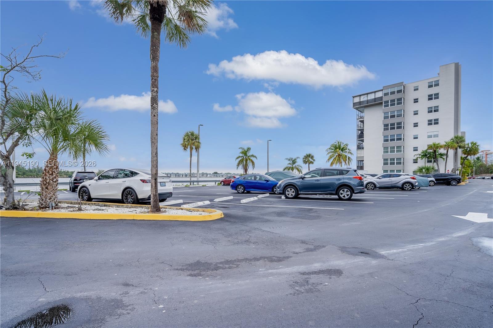 ROYAL BAJAMIAN WEST - Residential