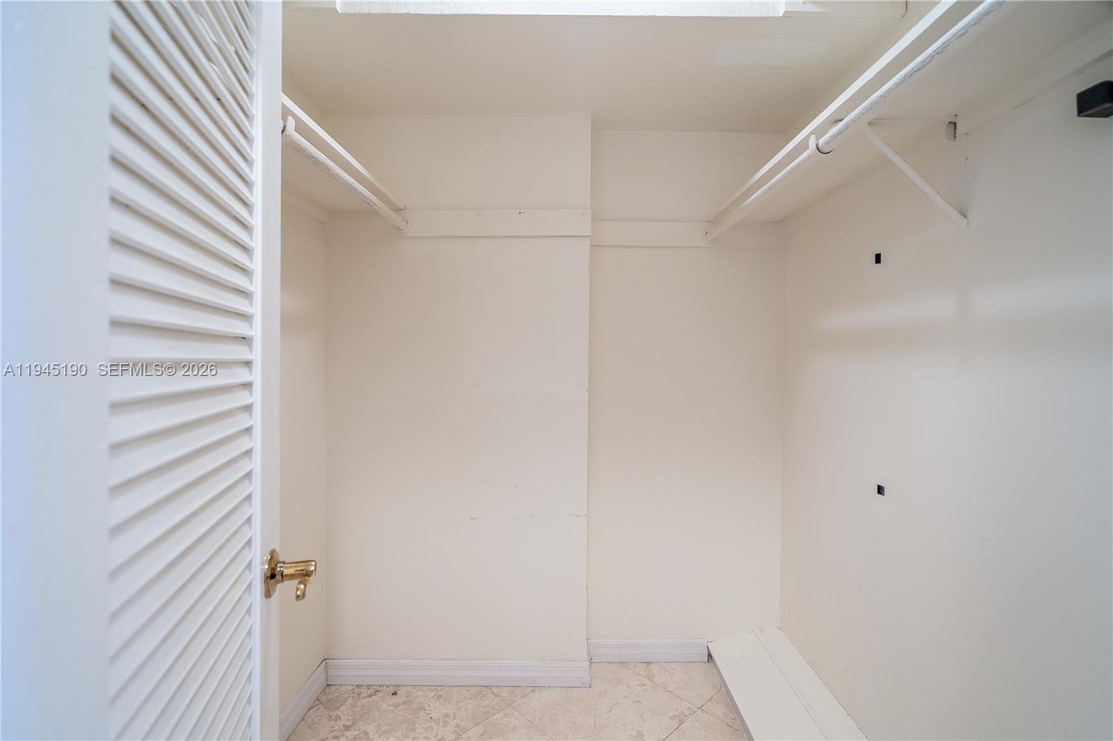 ROYAL BAJAMIAN WEST - Residential