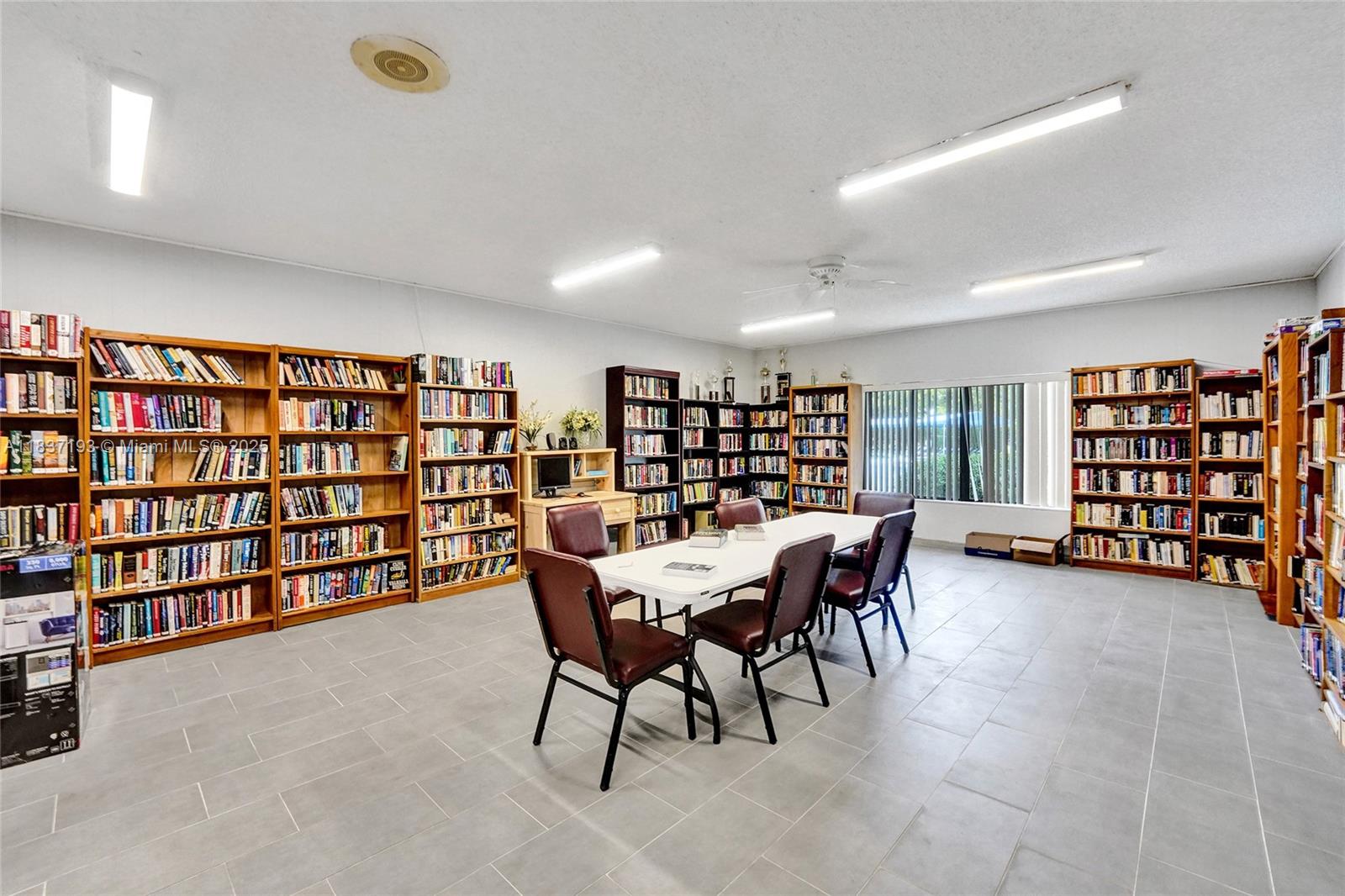 12 OF PALM SPRINGS 2 COND - Residential