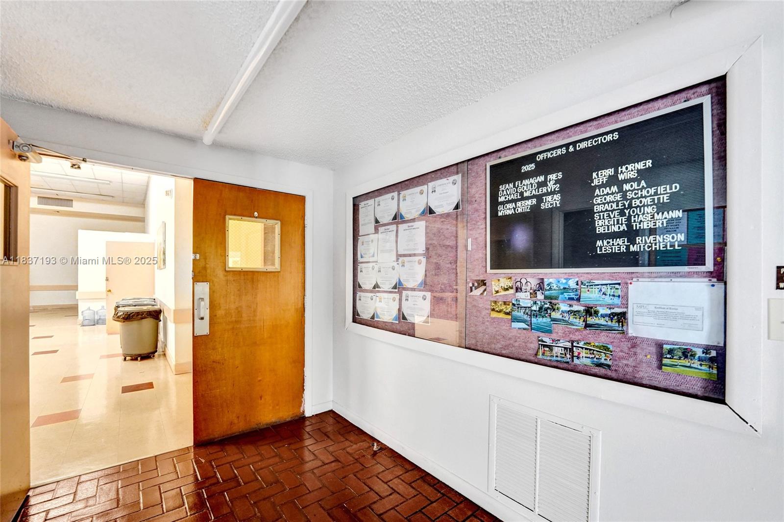 12 OF PALM SPRINGS 2 COND - Residential