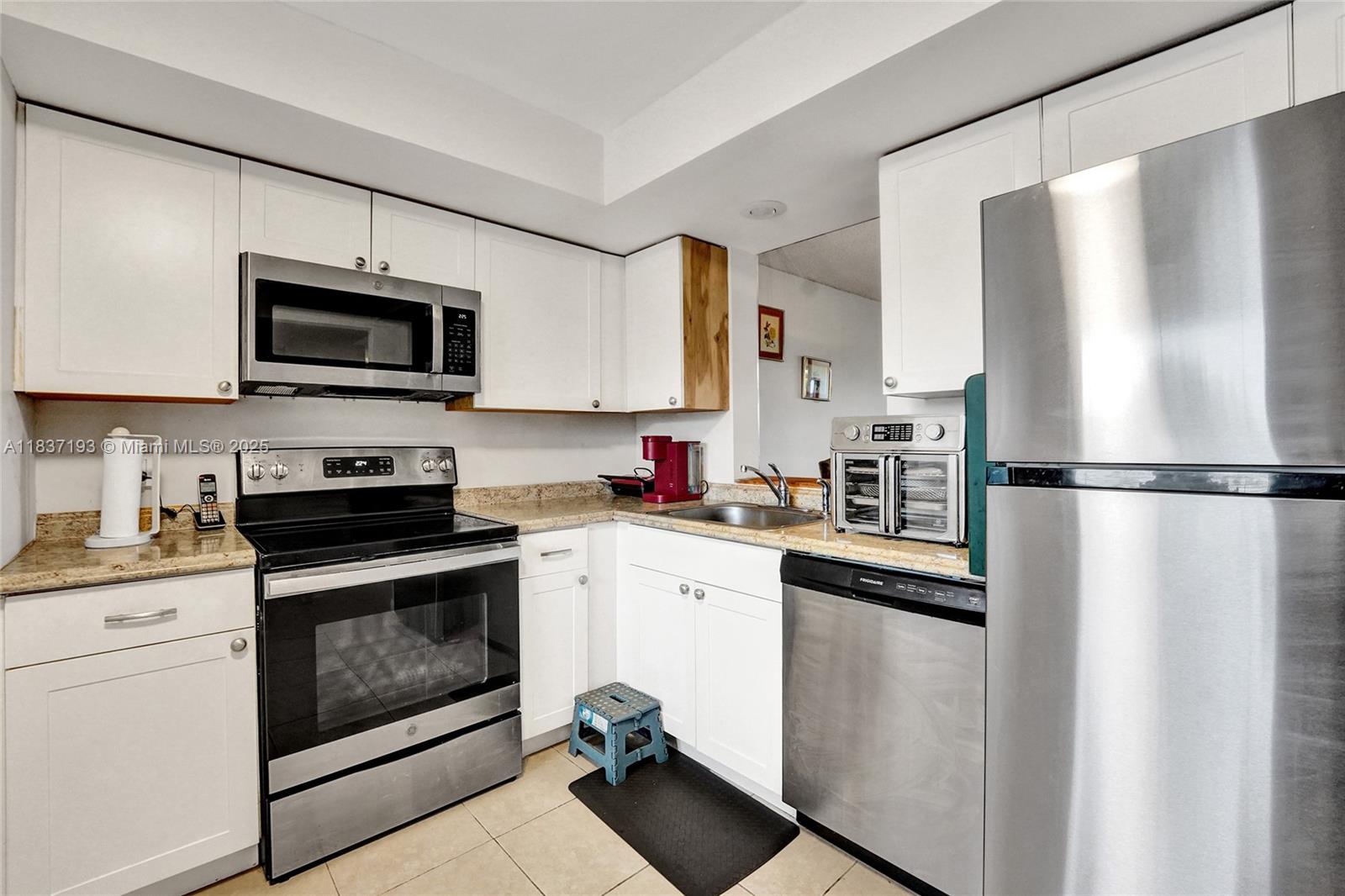 12 OF PALM SPRINGS 2 COND - Residential