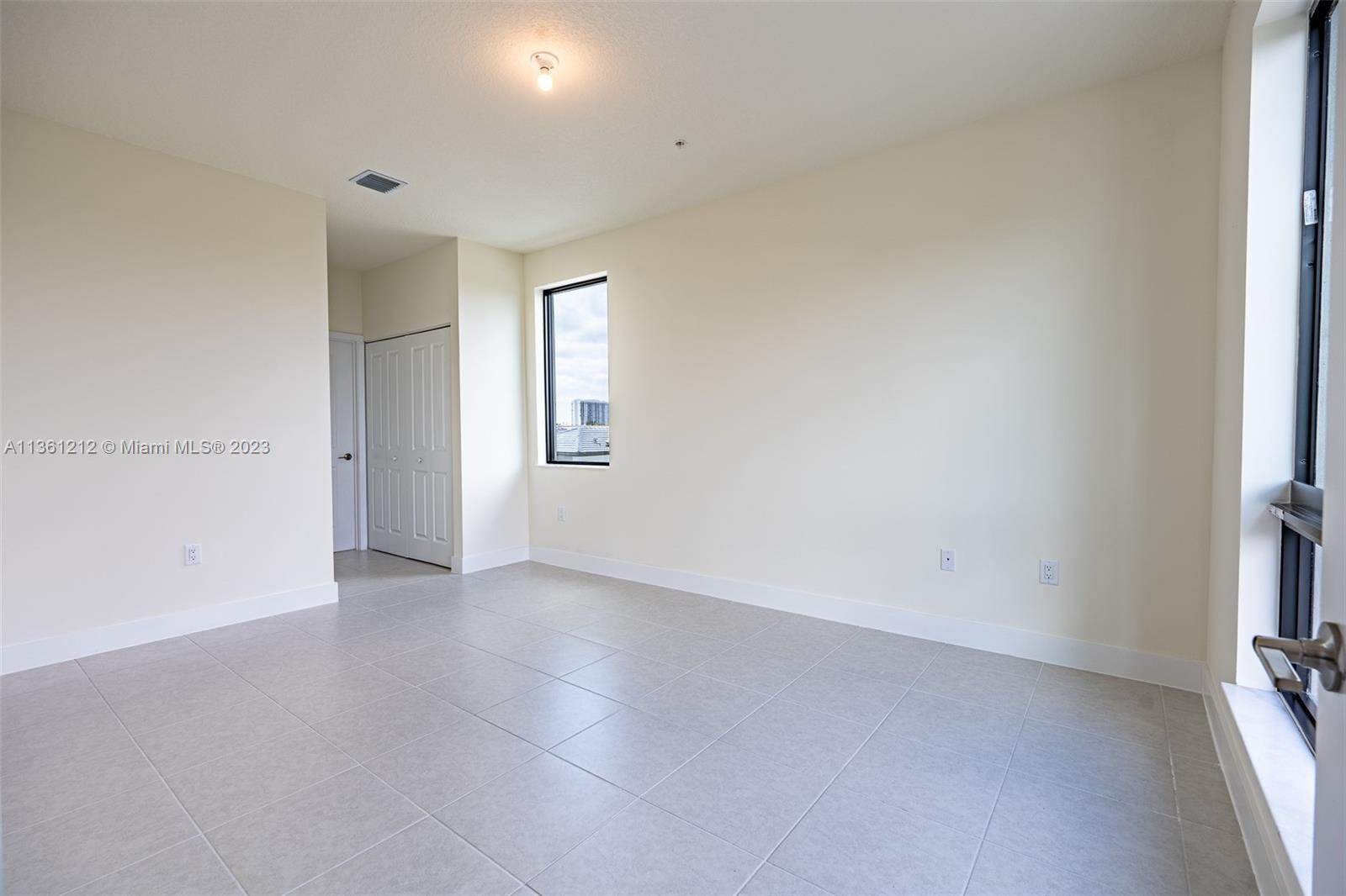 URBANA DOWNTOWN DORAL - Residential Lease