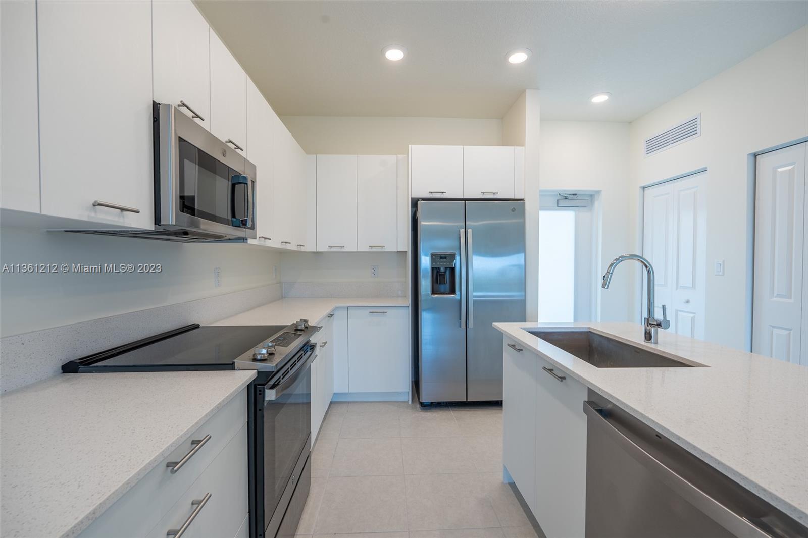 URBANA DOWNTOWN DORAL - Residential Lease