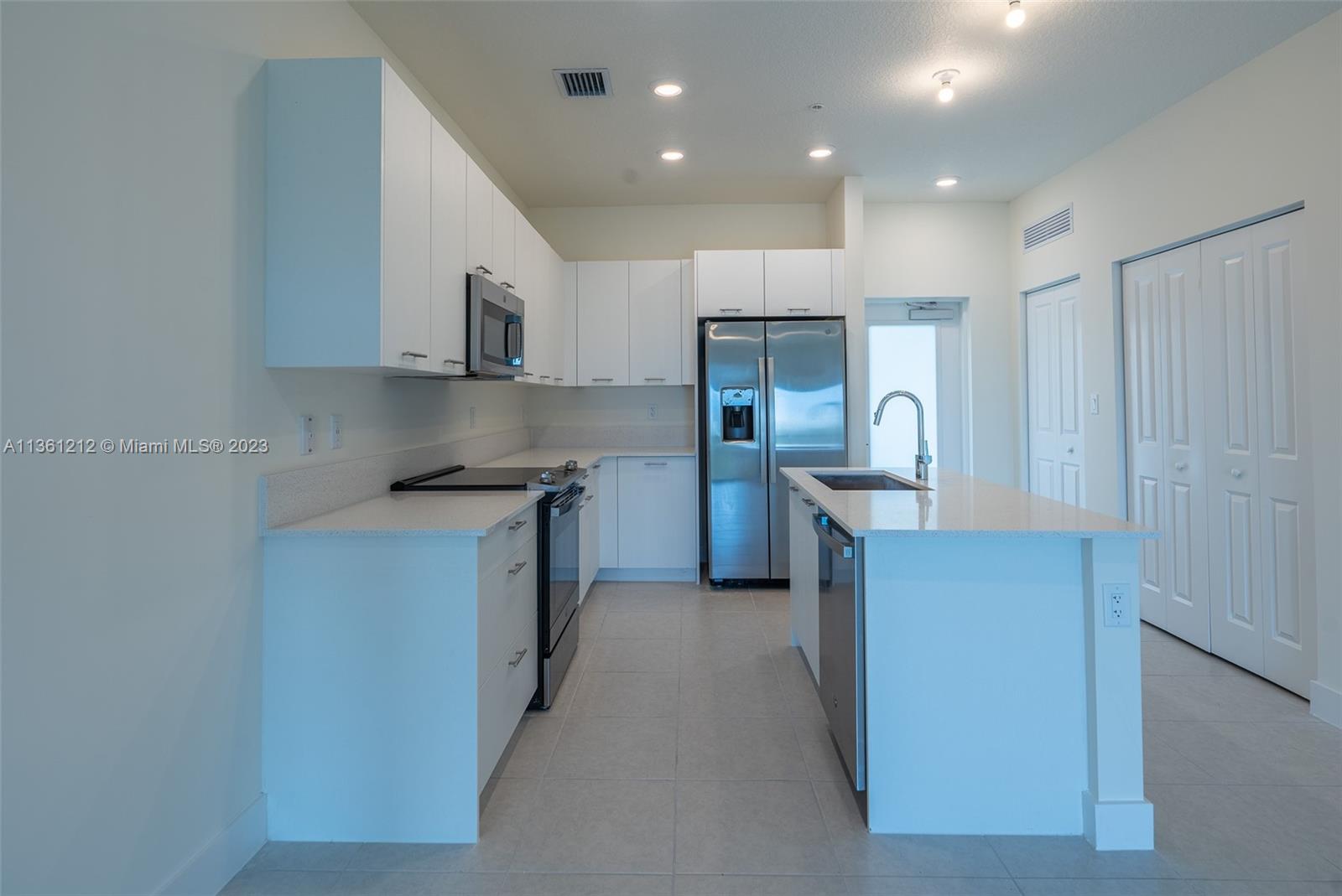 URBANA DOWNTOWN DORAL - Residential Lease