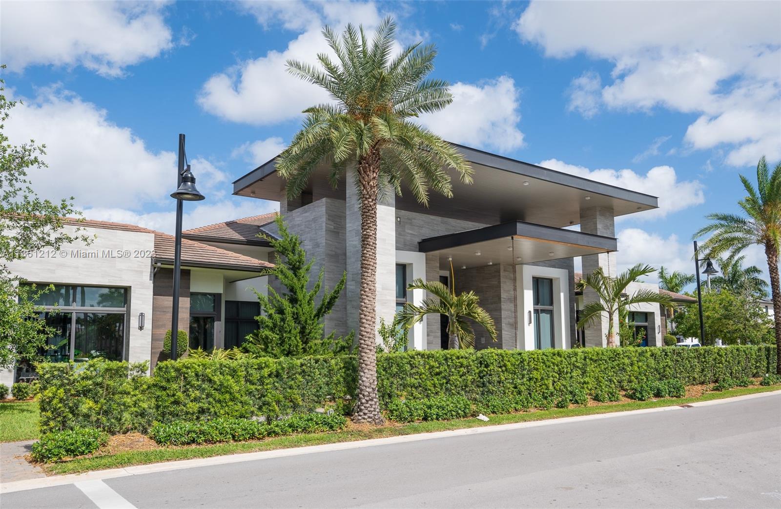 URBANA DOWNTOWN DORAL - Residential Lease