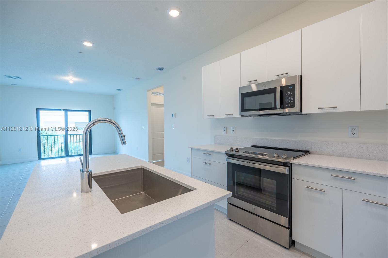 URBANA DOWNTOWN DORAL - Residential Lease