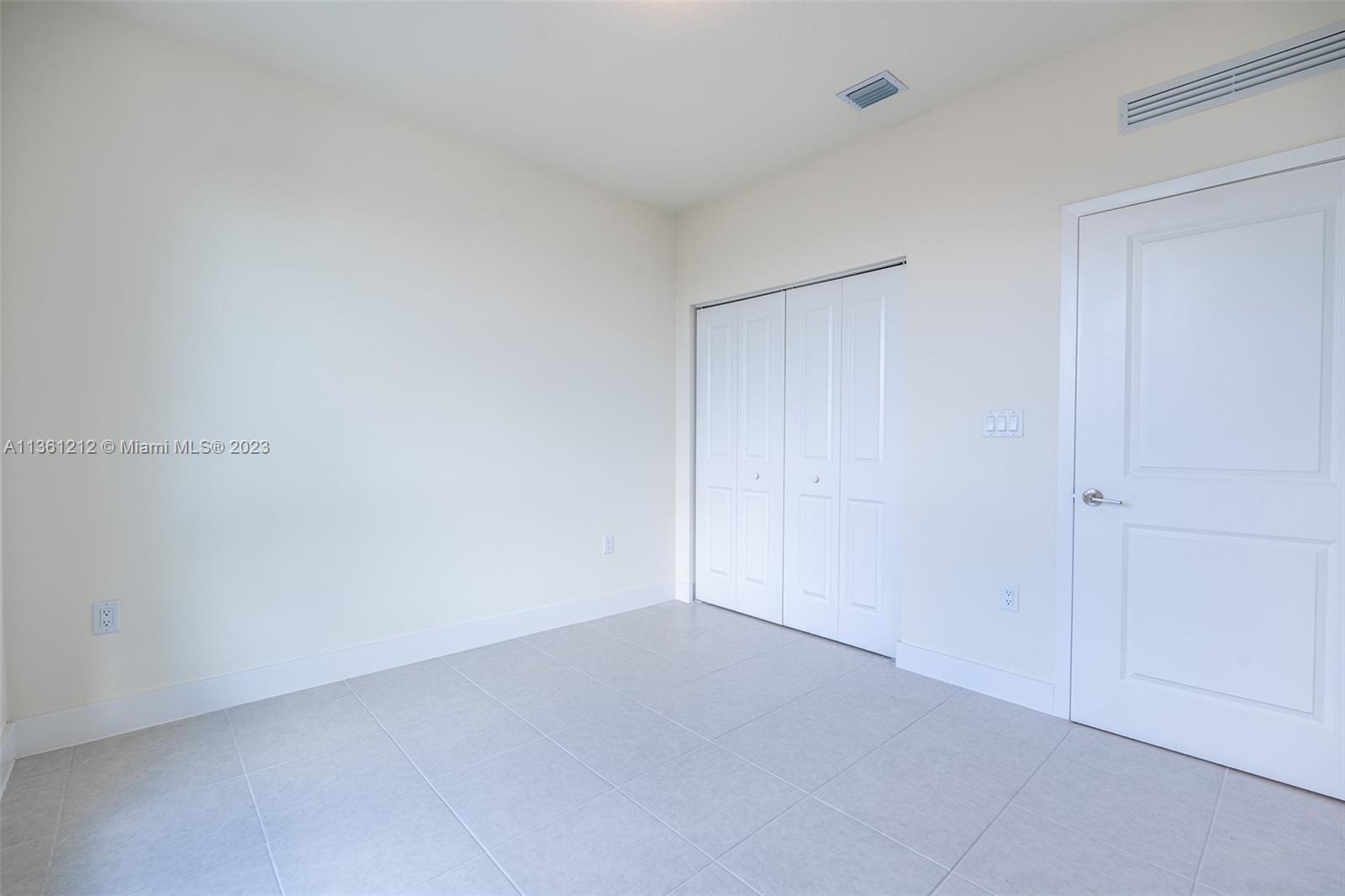 URBANA DOWNTOWN DORAL - Residential Lease