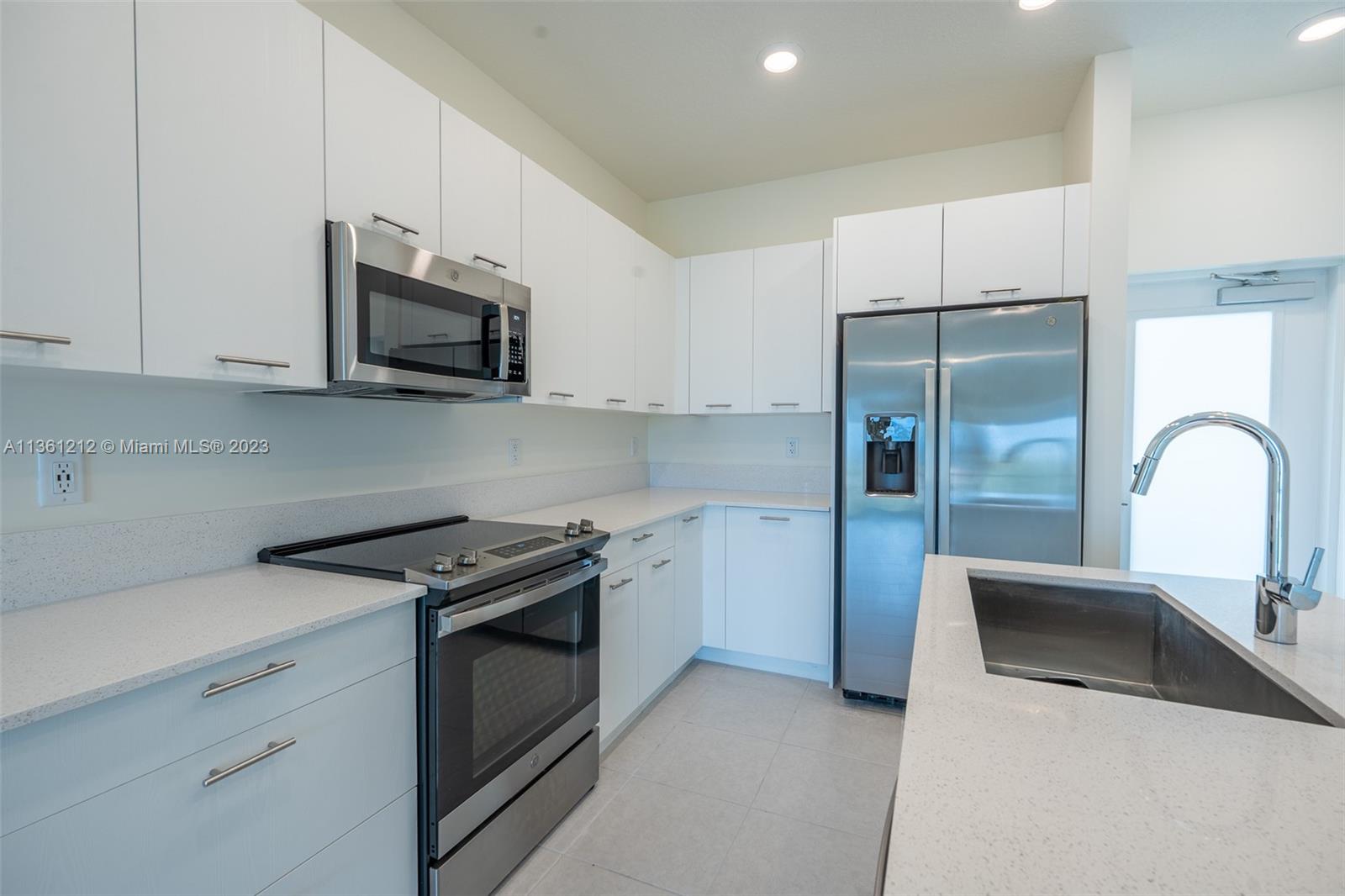 URBANA DOWNTOWN DORAL - Residential Lease